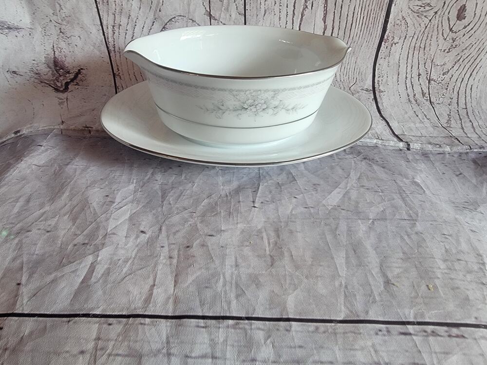 Noritake Gravy Boat 'Sweet Leilani' With Attached Under plate Pink/Grey Floral